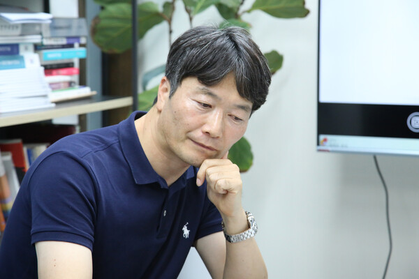 공우상 대표 변리사가 '특허사무소 공앤유' 에서 맡았던 케이스 중 인상깊었던 사례를 떠올리는 모습. /장세곤 기자