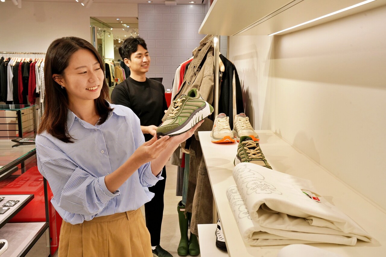 롯데백화점 본점에서 가을 상품을 구경하는 모습 /롯데백화점