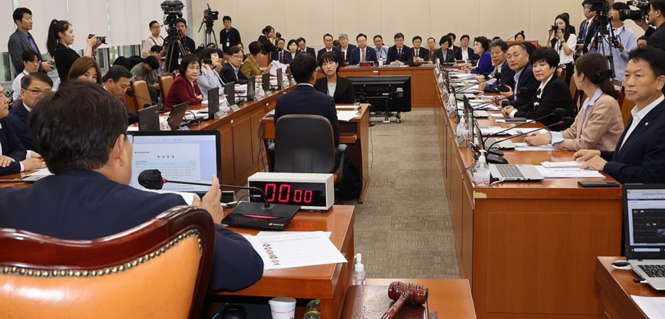 지난해 9월 국회 보건복지위원회에서 여야 의원들이 신동근 전 위원장 발언을 듣고 있다. /연합뉴스