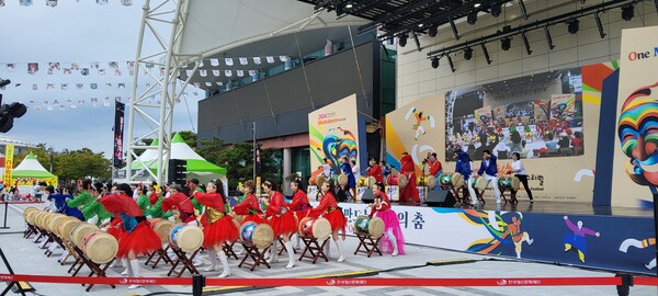 흥겨운 탈춤 축제장에서 한 컷 /사진=송미옥