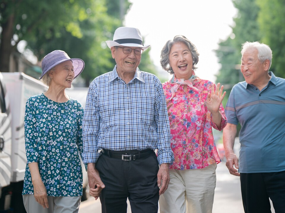 박영란 강남대학교 실버산업학과 교수는 "초고령사회에서는 독거노인이 증가함에 따라 '지역 기반 돌봄공동체'가 중요하다. 노인들이 능동적으로 참여할 수 있는 프로그램의 확대가 필요하다"고 제언했다. /게티이미지뱅크