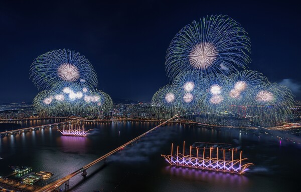  지난 5일 서울 여의도 한강공원 일대에서 열린 '서울세계불꽃축제 2024' 모습 /한화