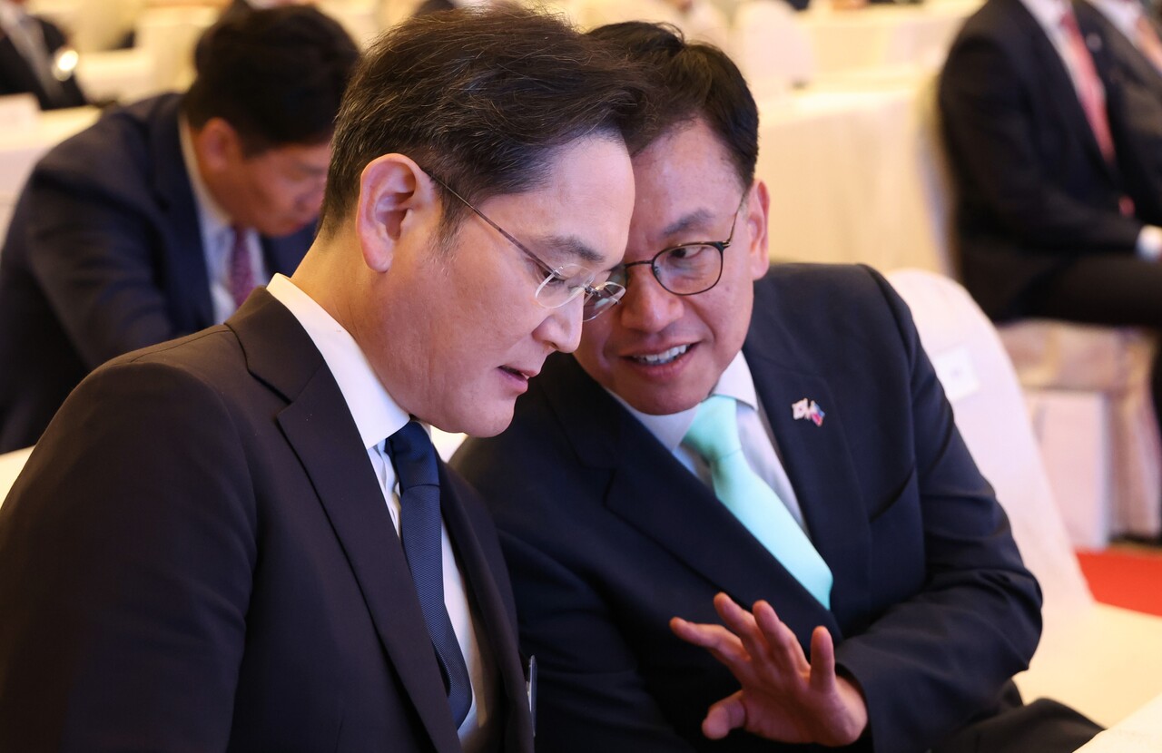 최상목 경제부총리 겸 기획재정부 장관(오른쪽)과 이재용 삼성전자 회장이 7일 오후(현지시간) 필리핀 마닐라의 한 호텔에서 열린 한·필리핀 비즈니스 포럼에서 대화하고 있다. /연합뉴스