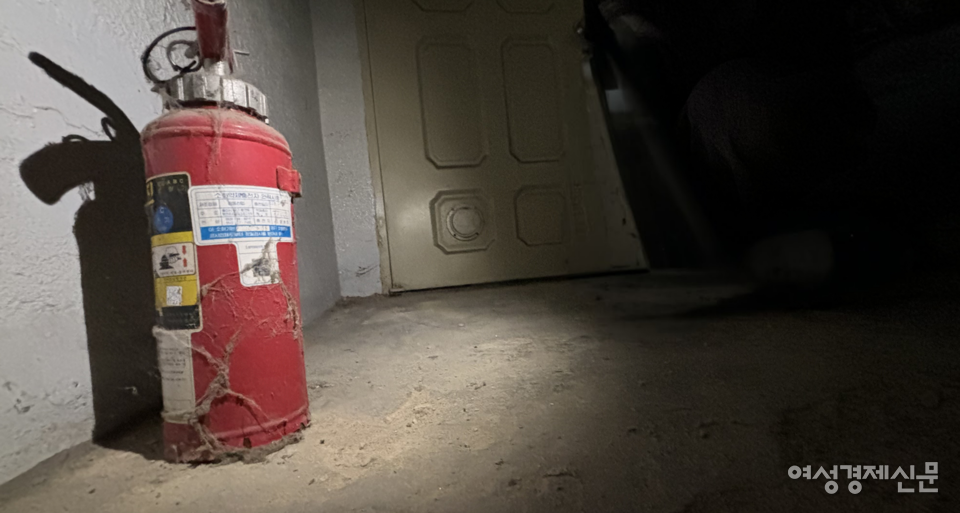 7일 서울 석촌동에 위치한 한 반지하 건물에 설치된 소화기가 낡아 거미줄로 덮여 있다. 소방시설법에 따르면 소화기의 사용 기한은 10년을 넘어선 안 된다. /김성하 기자