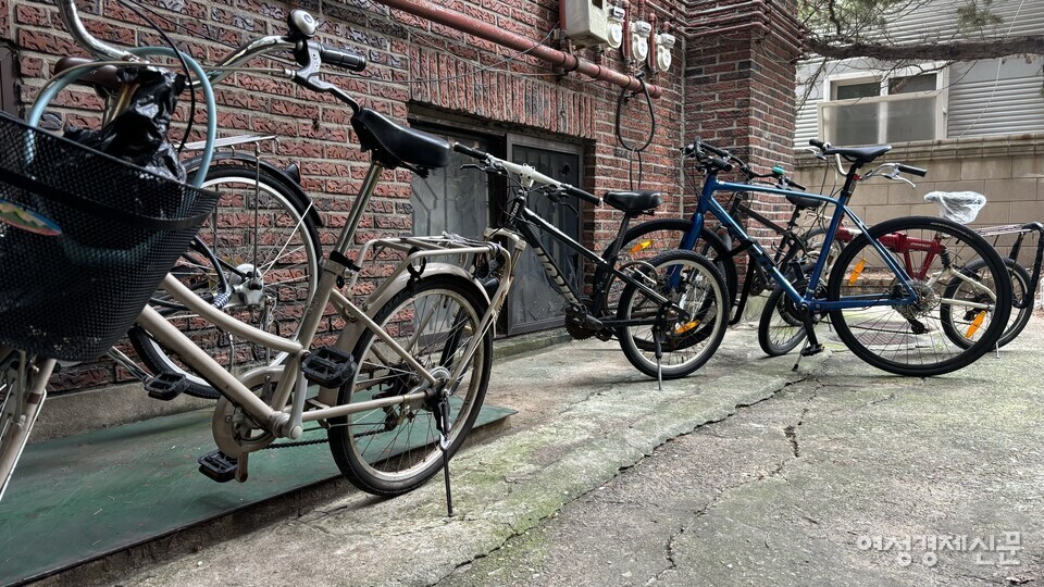 서울시 석촌동에 위치한 다세대 주택 반지하. 안방으로 이어진 창문이 보인다. /김성하 기자