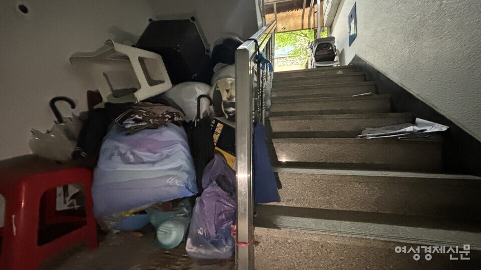 쓰레기 더미로 가득한 반지하 복도. 어수선한 모습을 보인다. /김성하 기자