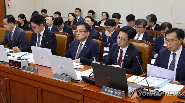 최상목 경제부총리 겸 기획재정부 장관을 비롯한 국무위원들이 9월 12일 오전 열린 국회 기획재정위원회 전체회의에 참석해 의원 질의를 경청하고 있다. /연합뉴스