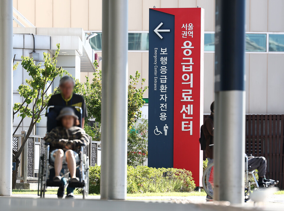 징검다리 연휴인 지난 3일 서울 시내 한 대형 병원에서 환자와 보호자가 이동하고 있다. /연합뉴스