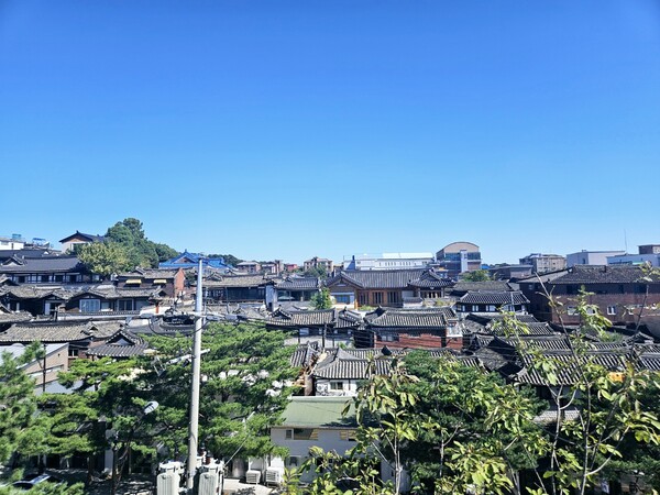 '푸트라 서울' 옥상에서는 북촌 한옥 마을의 풍경이 평화롭게 한눈에 담긴다. /사진=김현주