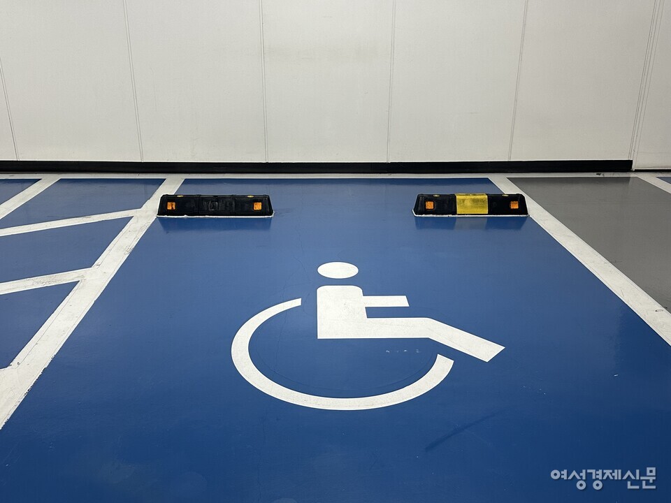 장애인 전용 주차구역 불법 주차 적발 사례가 매년 40만건을 웃도는 등 근절되지 않고 있다. /김정수 기자