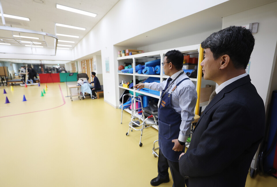 지난 4월 24일 지체장애 공립 특수학교인 서울나래학교를 방문한 이주호 부총리 겸 교육부장관이 재활운동 시설을 둘러보고 있다. /연합뉴스