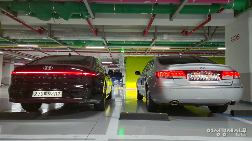 2024년식 그랜저 하이브리드 모델(왼쪽)과 2009년식 그랜저TG 후면 비교 /김현우 기자