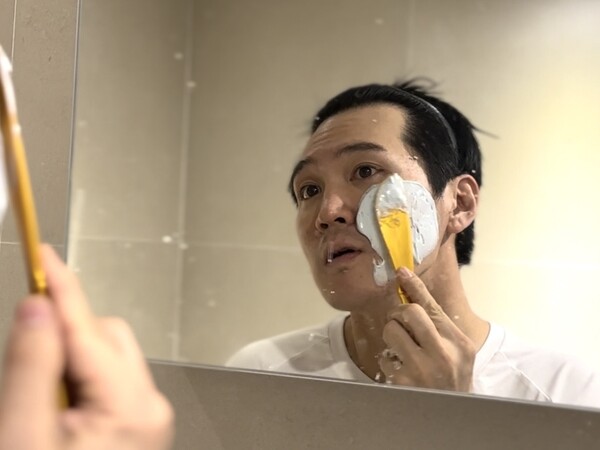 모델링팩을 스패출러로 얼굴에 바르는 모습 /권혁주