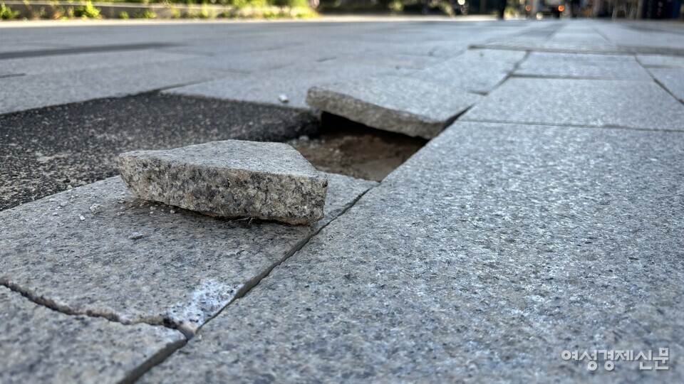 8일 경기 하남시 미사역 인근 상권에 위치한 곳, 오토바이 주행으로 인해 보도블럭이 파손되어있다. /김성하 기자