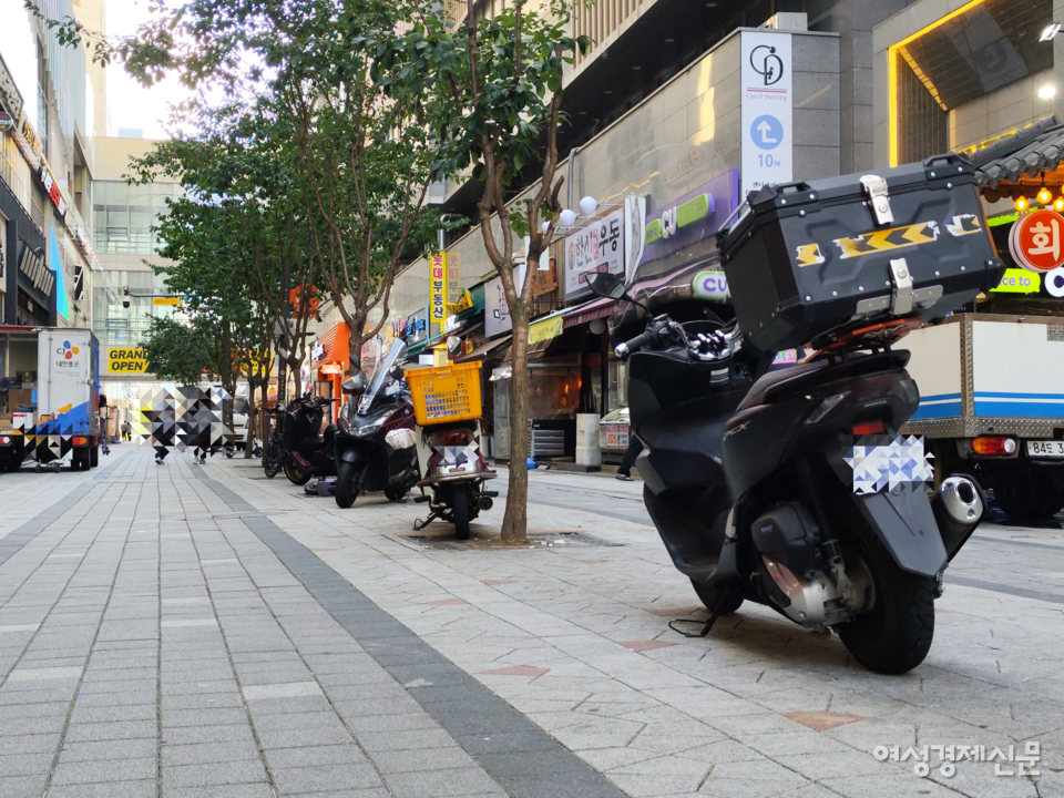미사역 인근 식당가 보도블록 위에 배달 오토바이가 나란히 주차되어 있다. /김현우 기자