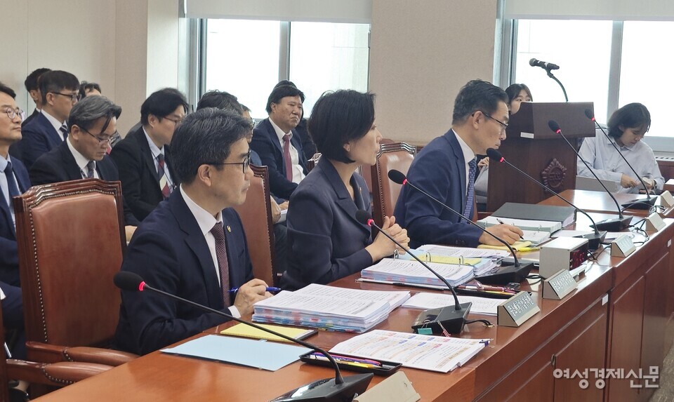 국회 산업통상자원중소벤처기업위원회는 8일 서울 여의도 국회 본청에서 중소벤처기업부(중기부), 특허청 등에 대한 국정감사를 진행했다. (왼쪽부터) 김성섭 중기부 차관, 오영주 중기부 장관, 김완기 특허청장 /천보영 기자