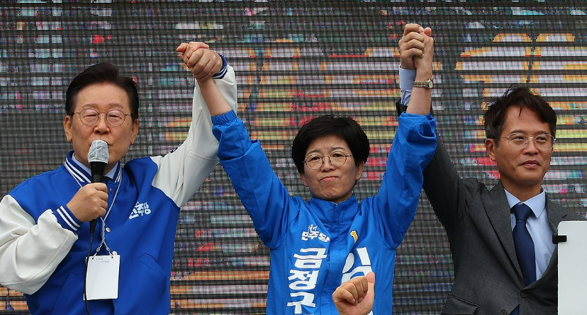 이재명 더불어민주당 대표가 9일 오전 금정구 도시철도 구서역 인근에서 김경지 금정구청장 후보 지원유세를 하고 있다. 오른쪽은 김 후보와 단일화 한 류재성 조국혁신당 후보다. /연합뉴스