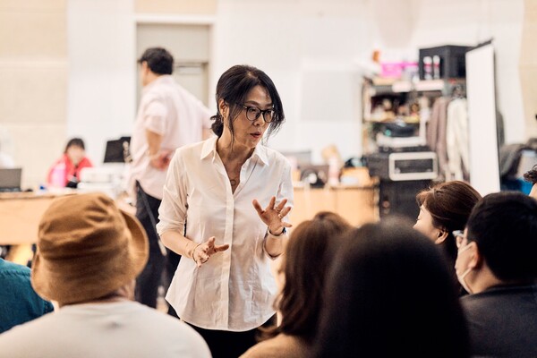 가수와 소통하며 디테일을 체크하는 연출가 요나 김 /국립오페라단 제공