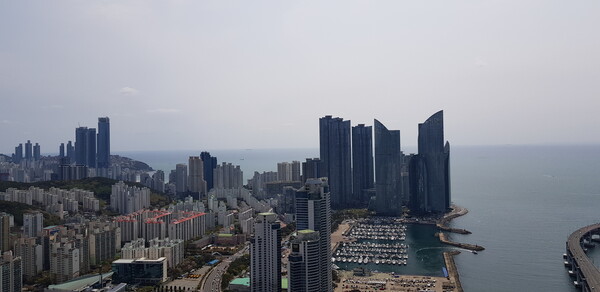 해운대 만큼 매력적인 도시가 있을까? 해운대 초고층 아파트는 바다 조망권이라는 최고의 부동산 가치를 안고 있다. 그런데 이 아파트를 기획하고 설계하는 사람들은 여기에 살면 누구나 행복해질 수 있을 것이라는 프로그램도 집어넣었을까? /김정관