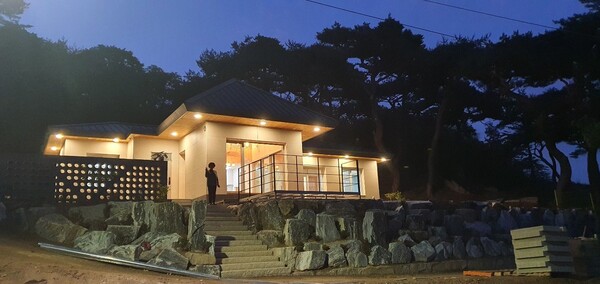 필자 설계 경남 양산 단독주택 석경수헌-건축주는 일흔에 전원주택을 지으면서 손주들이 와서 편안하게 지낼 객실을 넣었다. 집은 크지 않게 지었지만 대지 면적이 여유가 있어서 객실 마당을 따로 두어 손님에 대한 배려에 정성을 다한 설계로 집을 지었다. /김정관