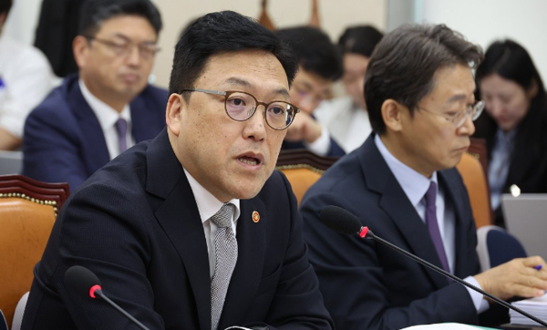 10일 김병환 금융위원장이 정무위원회 금융위원회 국정감사에 참석해 발언하고 있다. /연합뉴스