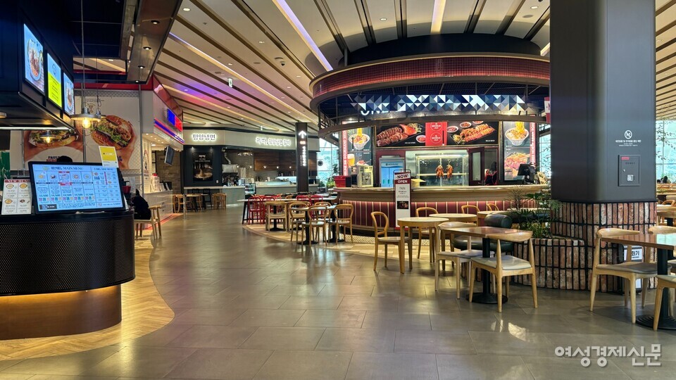 경기도 하남시에 위치한 대형 쇼핑몰 푸드코트. /김성하 기자
