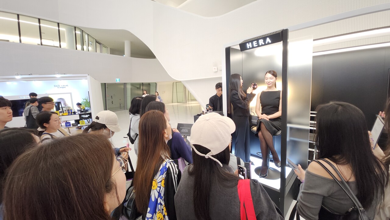 컬리뷰티페스타 프레스티지관의 헤라 부스에서 메이크업 쇼가 진행되고 있다. /류빈 기자