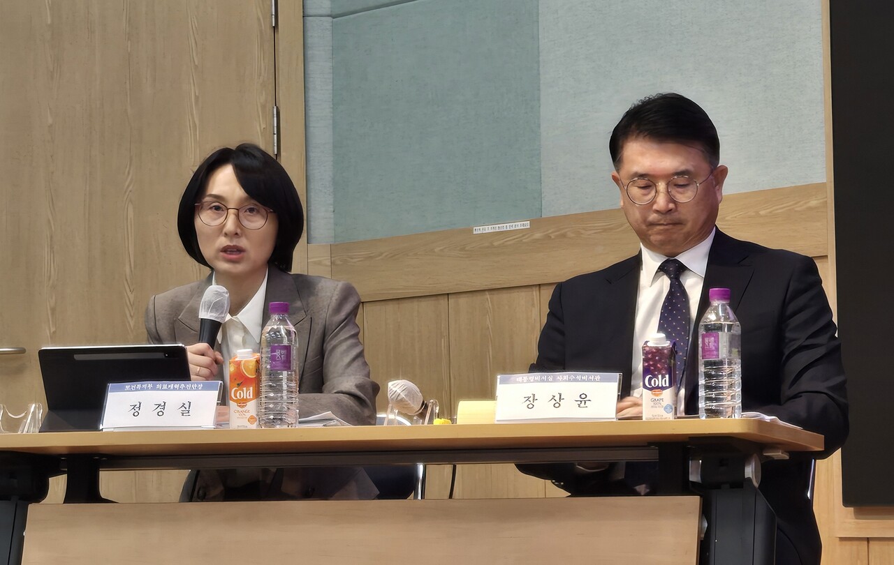 정경실 대통령직속 의료개혁특별위원회 의료개혁추진단장이 10일 오후 서울 종로구 서울대 의대 융합관 박희택홀에서 열린 '의료개혁, 어디로 가는가' 토론회에 참석해 인사하고 있다. /이상헌 기자