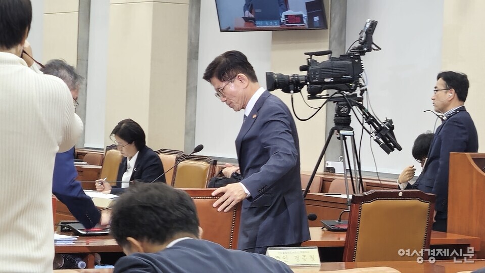 증인에서 제외돼 퇴장하는 김 장관 /천보영 기자