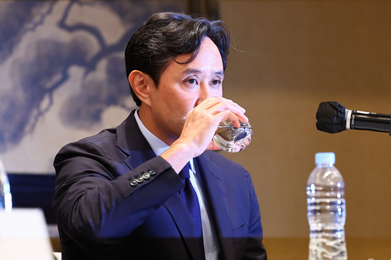 최윤범 고려아연 회장이 10월 2일 서울 용산구 그랜드하얏트 호텔에서 열린 고려아연 기자회견에 참석해 물을 마시고 있다. /연합뉴스