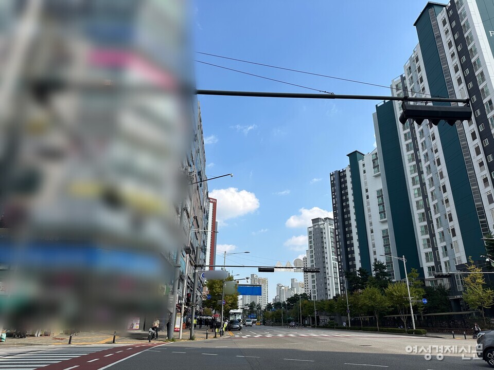 10일 오전에 찾은 김포시 구래동 중심상가 일부(왼쪽). 바로 오른편엔 아파트 단지가 있다. /김정수 기자