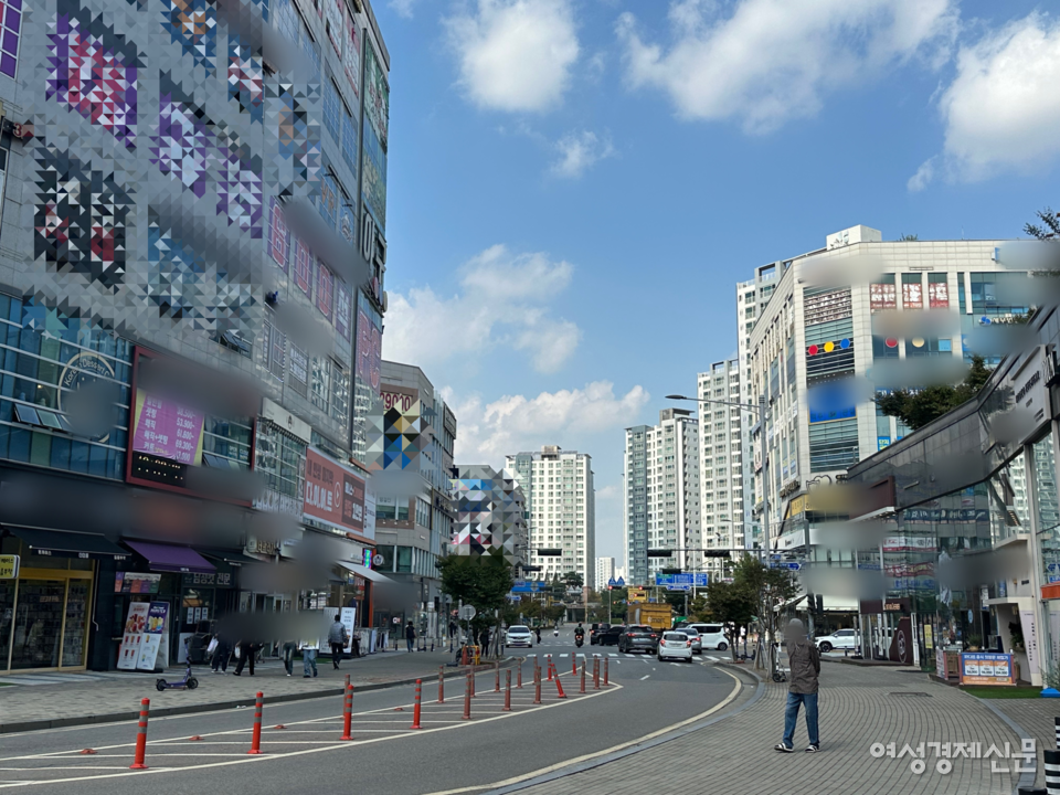 10일 오전 기자가 찾은 구래동 중심상가 모습. 뒤편에는 아파트 단지가 보인다. /김정수 기자