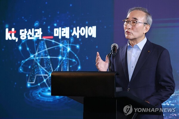 김영섭 KT 대표가 10일 오전 서울 중구 노보텔 앰배서더 호텔에서 열린 AICT(인공지능+정보통신기술) 사업전략 기자간담회에서 인사말을 하고 있다. /연합뉴스