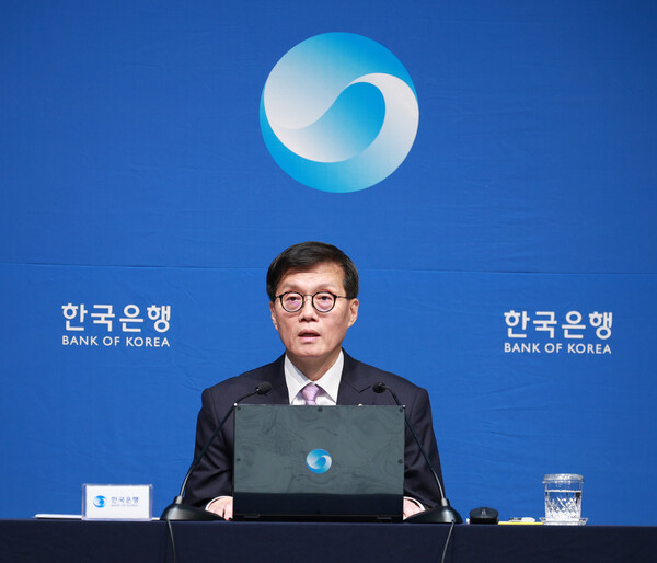 한국은행 기준금리가 연 3.50%에서 3.25%로 0.25%포인트 인하해 국내 통화정책이 3년여 만에 '긴축'에서 '완화'로 돌아섰다. /한국은행