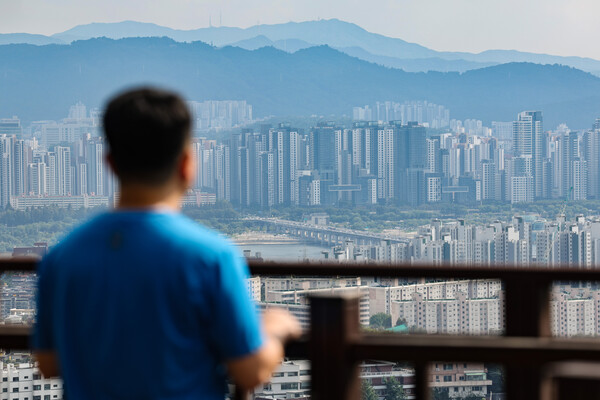 한국은행 기준금리를 연 3.5%에서 연 3.25%로 0.25%포인트 낮춘 가운데 금리 인하 등을 고려하면 가계대출 증가세 확대 가능성이 있다면서 필요시 추가대책을 시행하겠다고 밝혔다. /연합뉴스