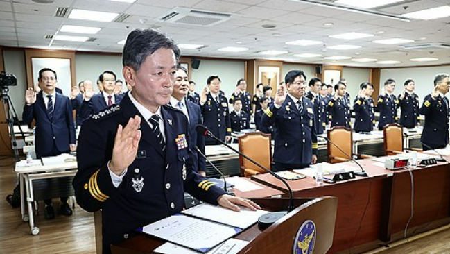 11일 서울 서대문구 경찰청에서 열린 국회 행정안전위원회 경찰청 대상 국정감사에서 조지호 경찰청장이 선서를 하고 있다. /연합뉴스
