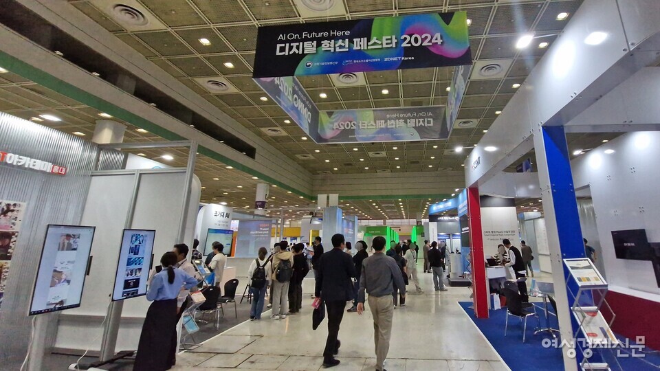 11일 '디지털 혁신 페스타 2024'는 대기업, 유망 벤처, 공공기관 등 350여개사의 AI·클라우드·보안 등 첨단 디지털 기술이 우리의 일상에 자연스럽게 스며들 수 있다는 가능성을 증명했다. /천보영 기자