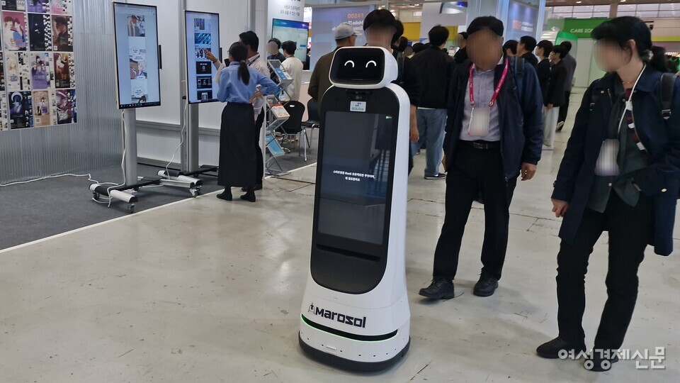 부스 통로엔 '마로솔(Marosol)'의 안내 로봇이 웃음을 띤 채 지나가고 있다. /천보영 기자