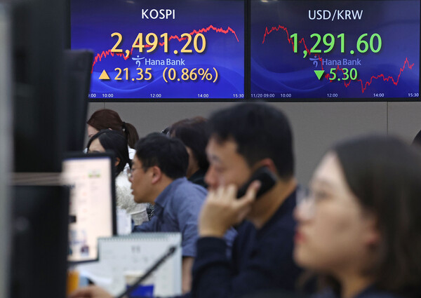 미국 뉴욕증시에서 은행 종목이 호실적을 낸 가운데 국내 금융지주사도 이에 영향을 받아 동반 강세를 보이고 있다. 국내 금융지주사 3분기 실적 발표를 앞두고 주주환원 정책 등에 대한 기대감도 감돈다. /연합뉴스