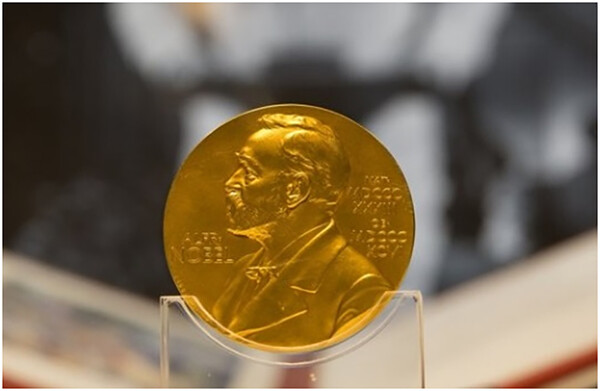 아~ 난 어쩔 수 없어. 뼛속까지 한국 사람이야. 어쩌지 못해~ 노벨문학상이 대한민국 것이라니! Oh My God! Thanks & Thanks 한강 작가님! /연합뉴스