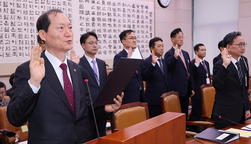 이완규 법제처장이 14일 오전 국회에서 열린 법제사법위원회의 법제처에 대한 국정감사에서 증인 선서를 하고 있다. /연합뉴스