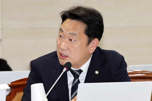 14일 나주 국정감사장에서 한국전력공사 사장에게 질의하는 곽상언 의원 /연합뉴스