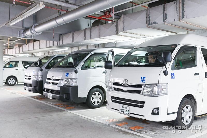 교토시에 위치한 사회복지시설 주차장에 장애인 탑승 차량이 주차된 모습. 장애인 운전자가 탑승했을 때뿐만 아니라 동승하는 경우에도 전면, 측면, 후면에 장애인이 탑승했음을 알 수 있도록 스티커를 부착해야 한다. /여성경제신문