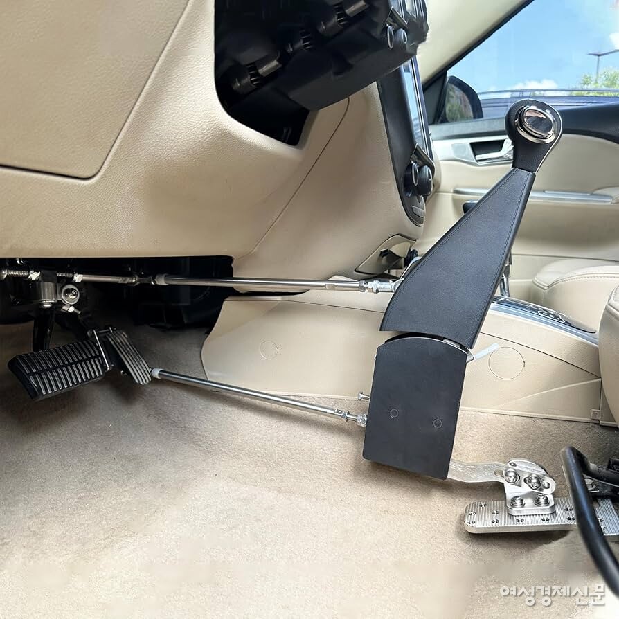 장애인 운전자용 '핸드 컨트롤러'. 하반신 장애인은 발을 사용하기 어렵기 때문에 오른손을 사용해 악셀과 브레이크 페달을 작동할 수 있도록 핸드 컨트롤러를 부착한다. /여성경제신문