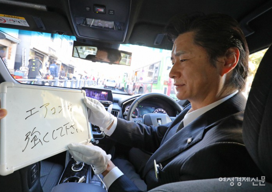 일본 도쿄에서 택시 운전사로 일하고 있는 청각 장애인 이나시 준이치 씨(54) /여성경제신문