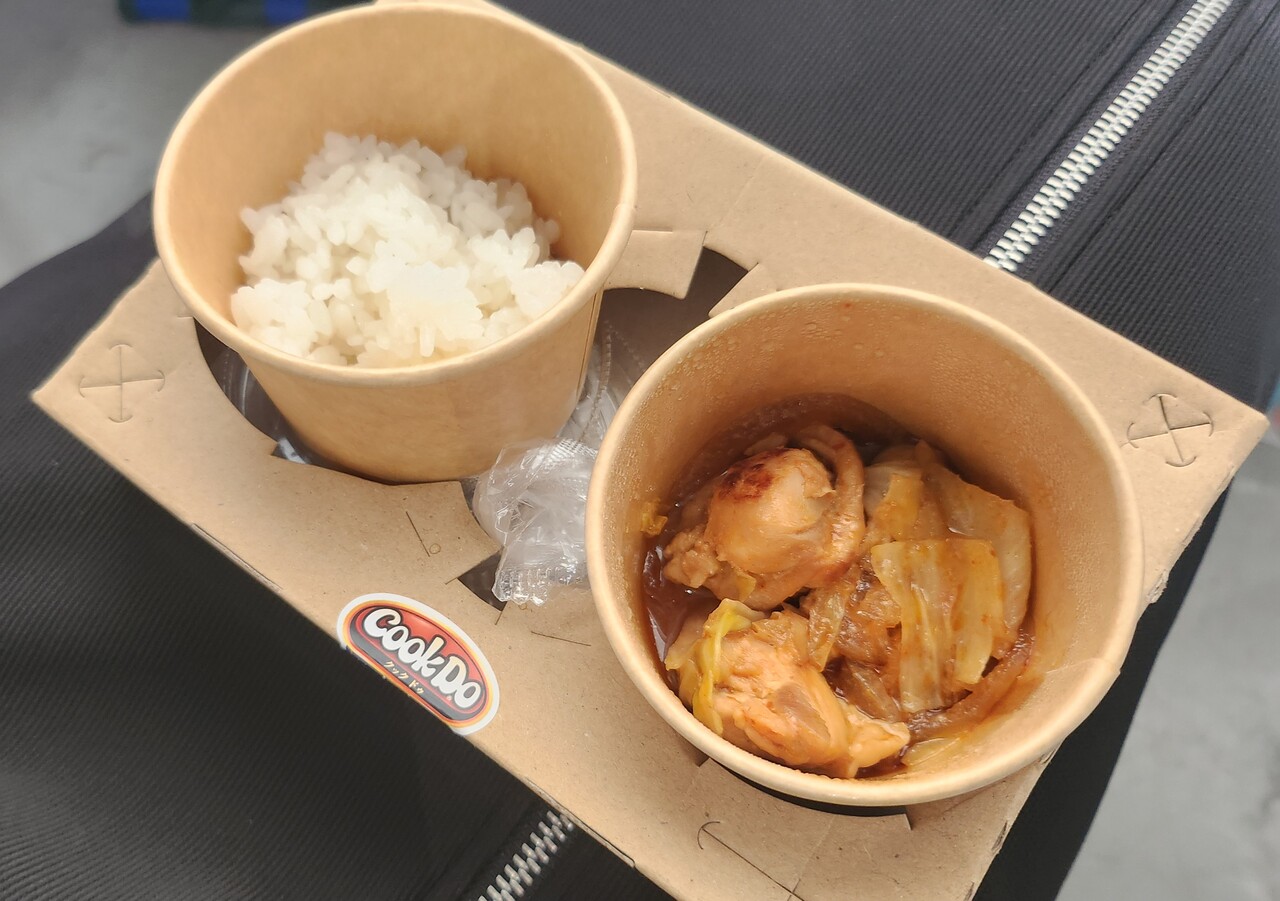 ‘2024 도쿄 한류박람회’를 방문한 이케모토 마스미 씨(27)가 쿡두 부스에서 조리한 닭갈비를 맛보고 있다. /류빈 기자