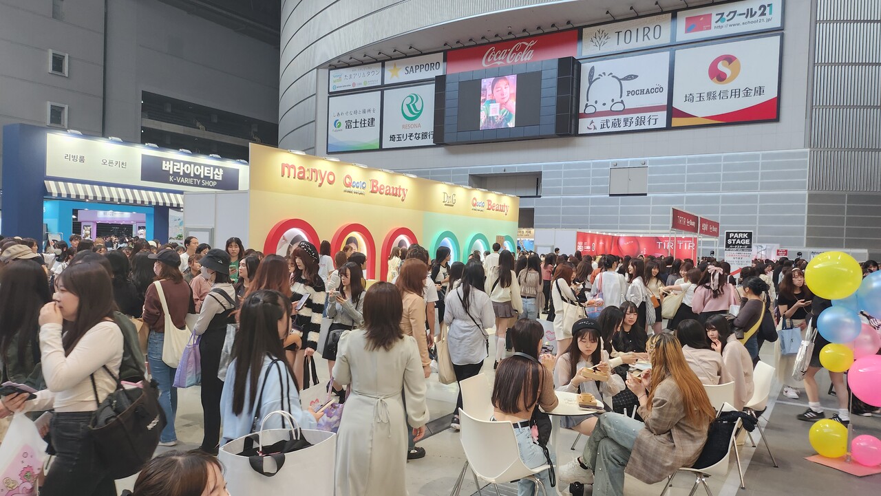 ‘2024 도쿄 한류박람회’에 마련된 뷰티 부스와 K-푸드를 즐기고 있는 현지 관람객들 /류빈 기자