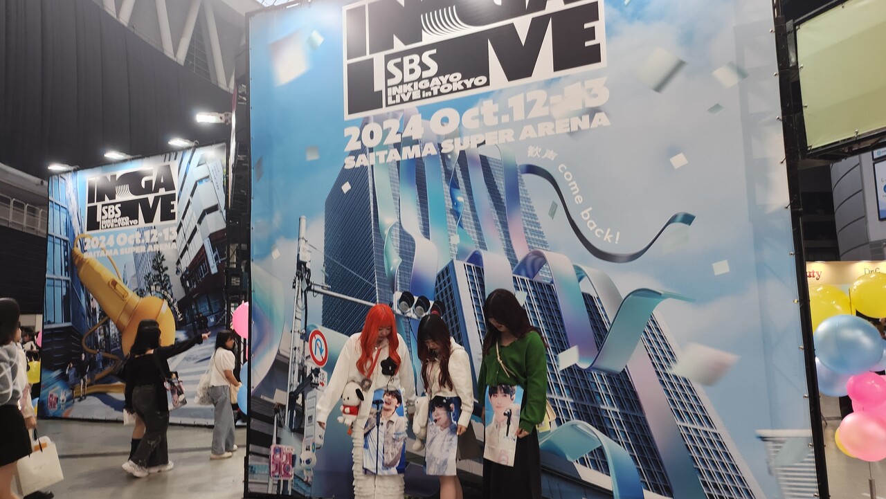 ‘2024 도쿄 한류박람회’에서 1020세대 관람객들이 기념 사진을 찍고 있다. /류빈 기자