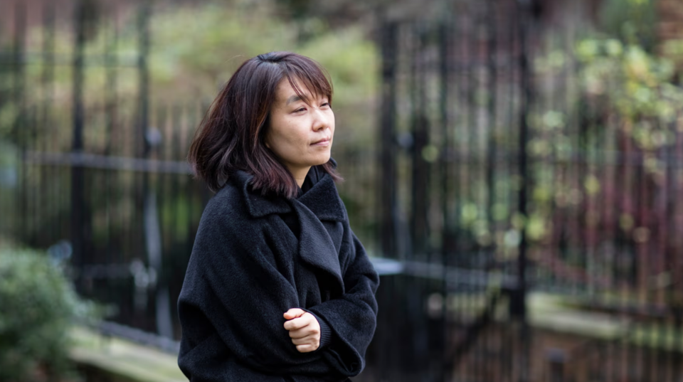 한강은 인간 세상의 표면보다 이면을 먼저 바라보는 관상이다. /The Guardian