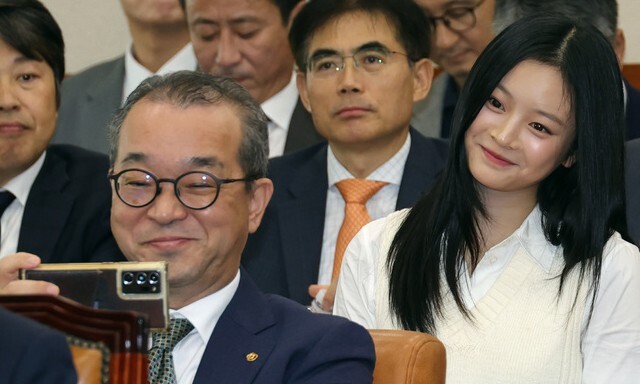 중대재해로 5명이 사망한 사건으로 국정감사에 출석한 정인섭 한화오션 거제사업장 사장이 그룹 뉴진스 하니와 웃으며 셀카를 찍어 여야의 공분을 샀다. /연합뉴스